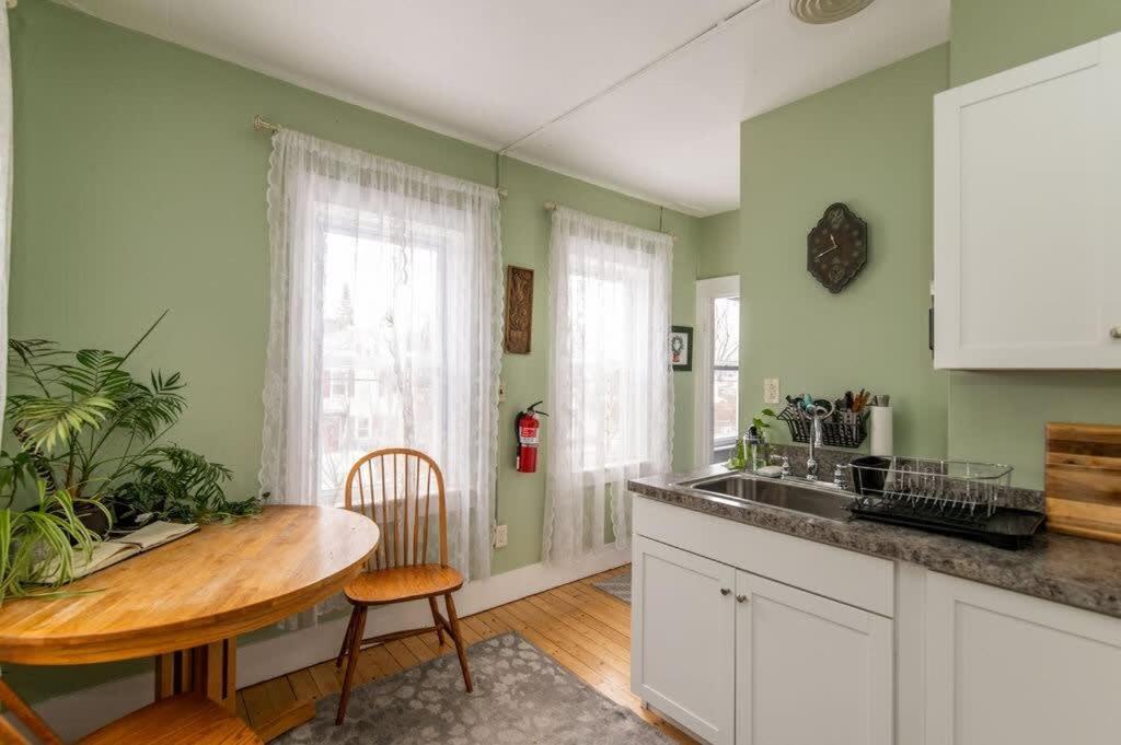 Centrally Located With Lake Views Burlington Exteriör bild